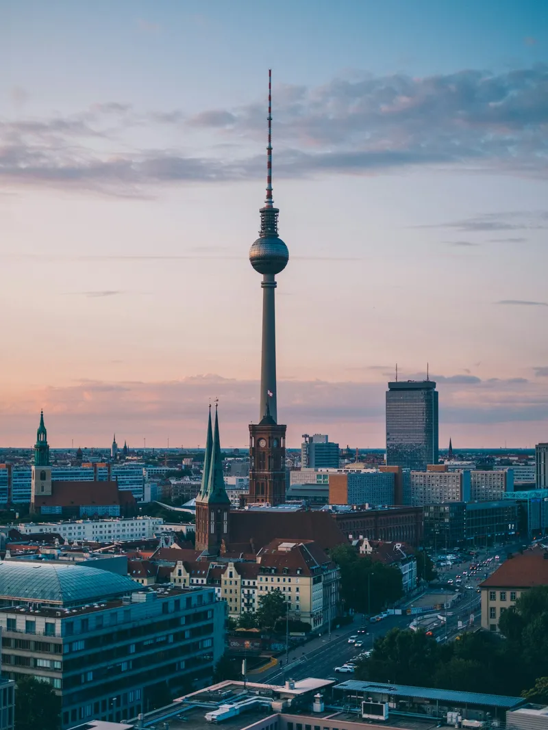 Berliner Fernsehturm über den Dächern der Stadt am Abend
