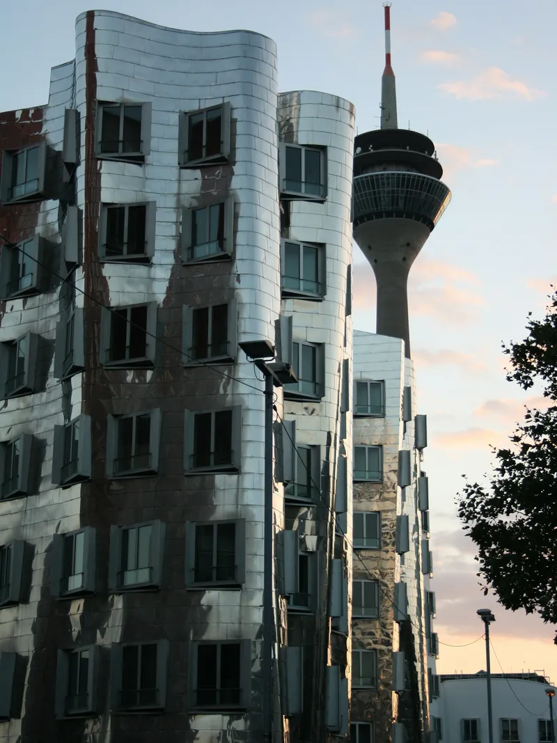 Düsseldorfer Medienhafen mit Gehry-Bauten und Rheinturm