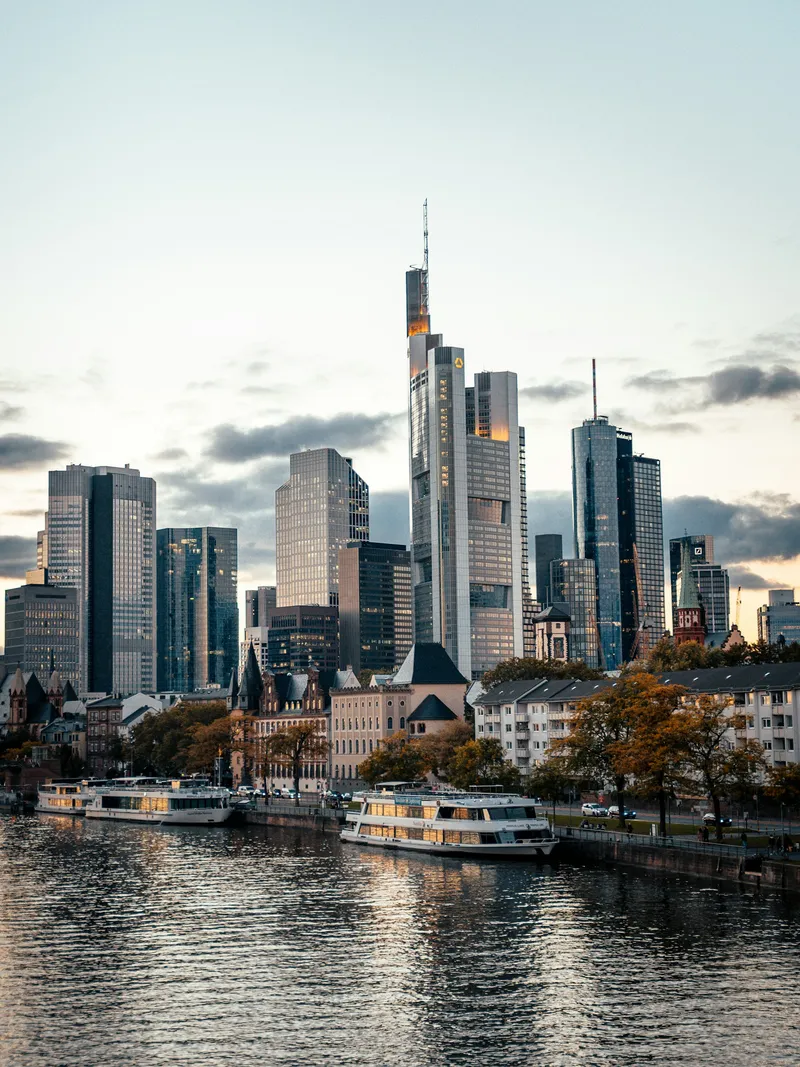 Skyline von Frankfurt am Main mit Bankenviertel und Main-Ufer