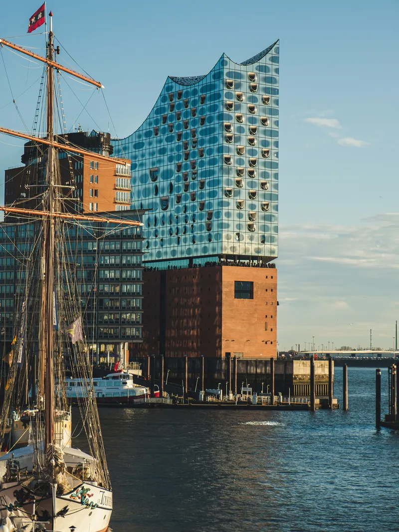 Elbphilharmonie in der Hamburger HafenCity mit Segelschiff im Vordergrund