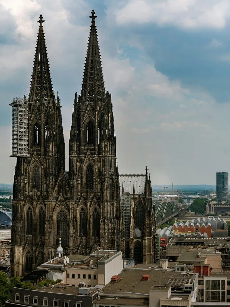 Kölner Dom mit beiden Türmen über der Kölner Innenstadt