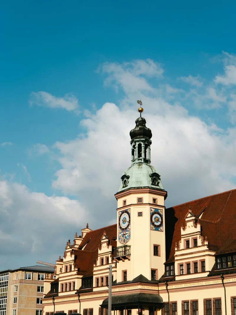 Historisches Rathaus in Leipzig mit Turm vor blauem Himmel