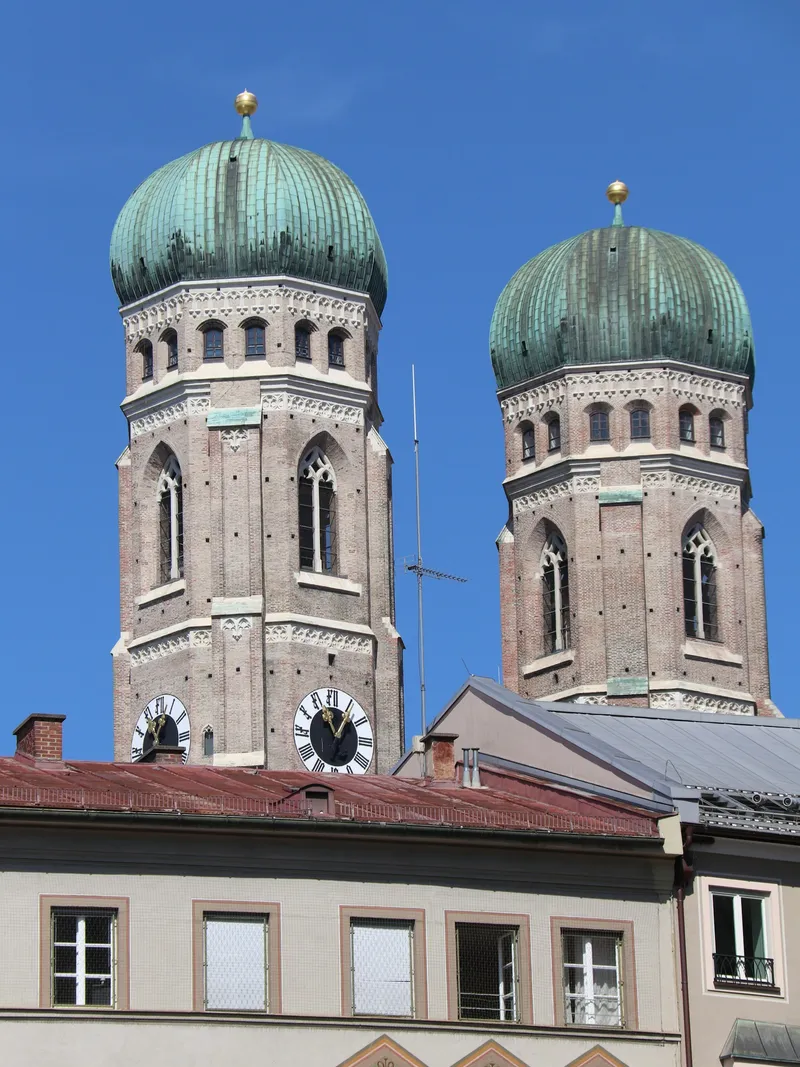 Die beiden Türme der Münchner Frauenkirche vor blauem Himmel